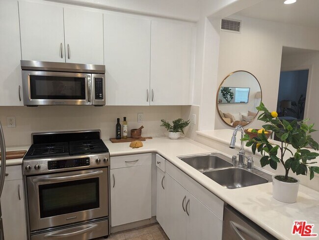 Building Photo - 7100 Playa Vista Dr