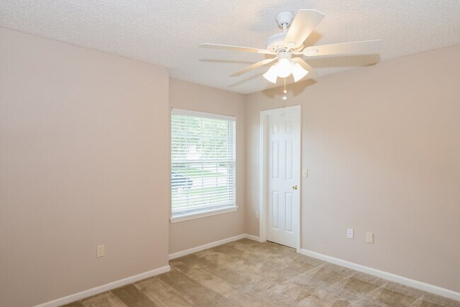 Building Photo - 8073 Leafcrest Dr