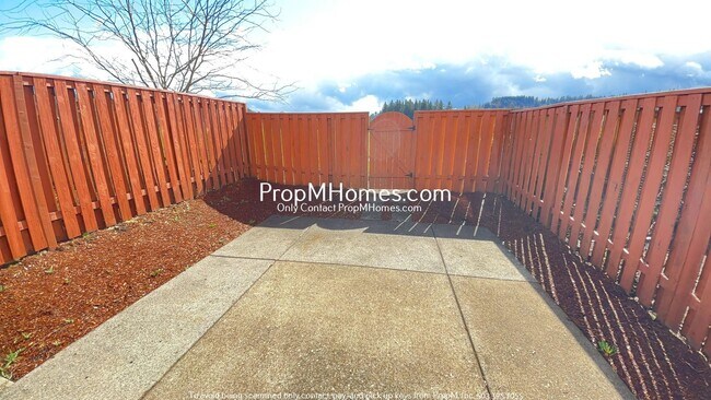 Building Photo - Beautiful Damascus Three Bedroom Townhouse in Wind Swept Waters!