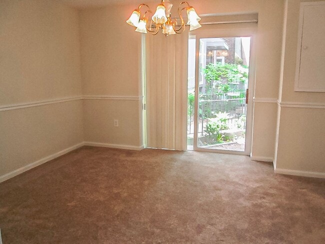 Building Photo - Classic and Charming 3 Bedrood 2.5 Bathroo...