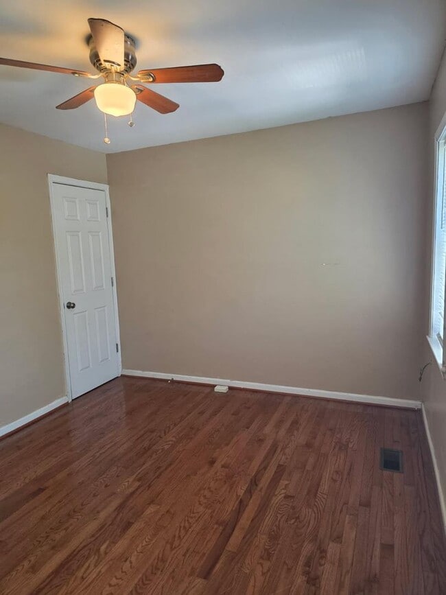 Building Photo - Wilmington Rowhome - Hedgeville Area