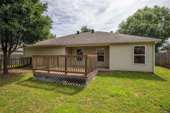 Building Photo - 902 SW Sandrock Rd