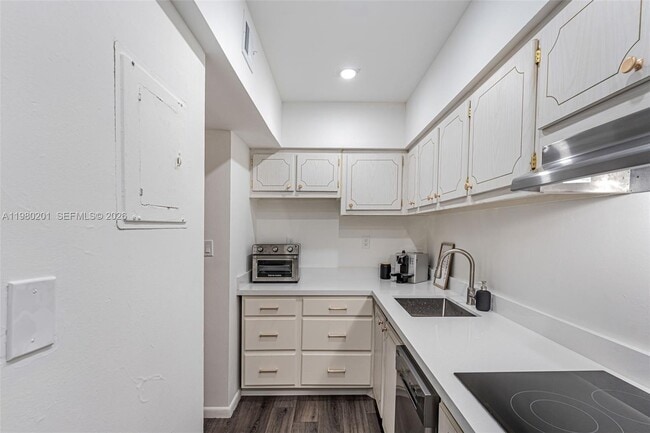 Building Photo - 1000 West Ave