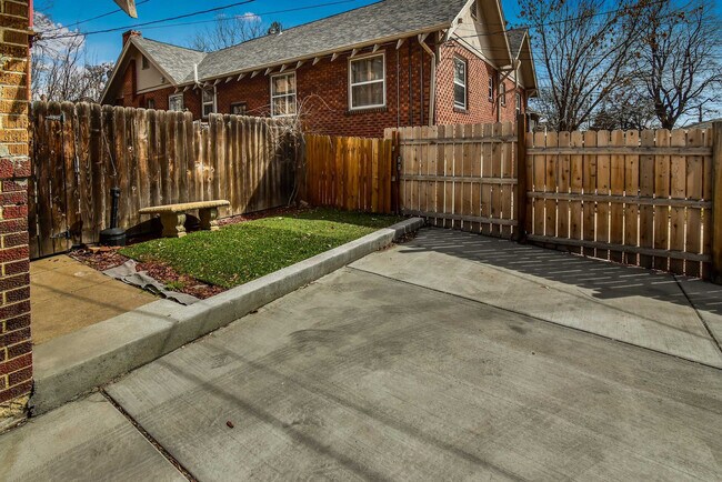 Building Photo - 730 E Alameda Ave