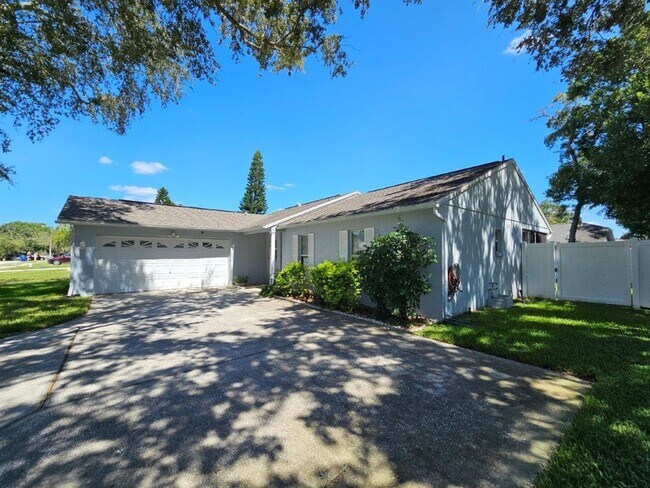 Building Photo - Must See!!!  Large 2 Bed 2 Bath with garag...