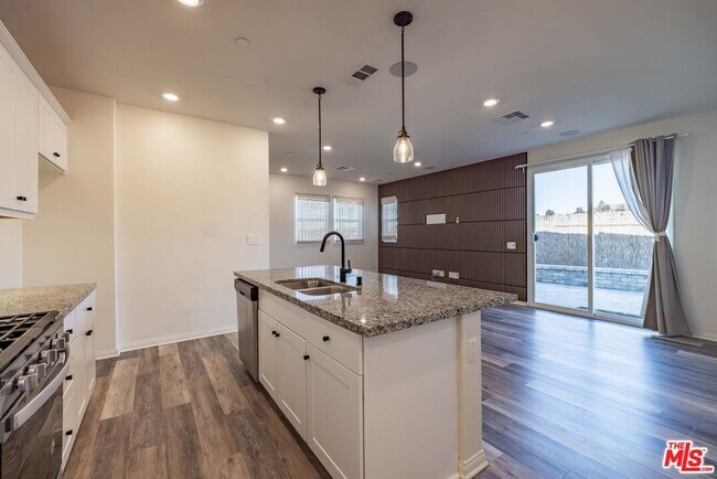 Building Photo - 27639 Sawtooth Ln