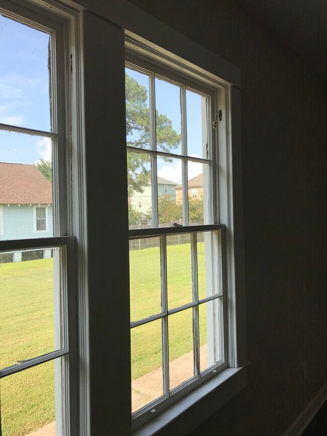 Building Photo - 5547 Woodlawn Pl