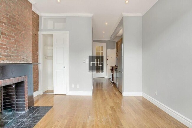 Building Photo - LEROY ST.