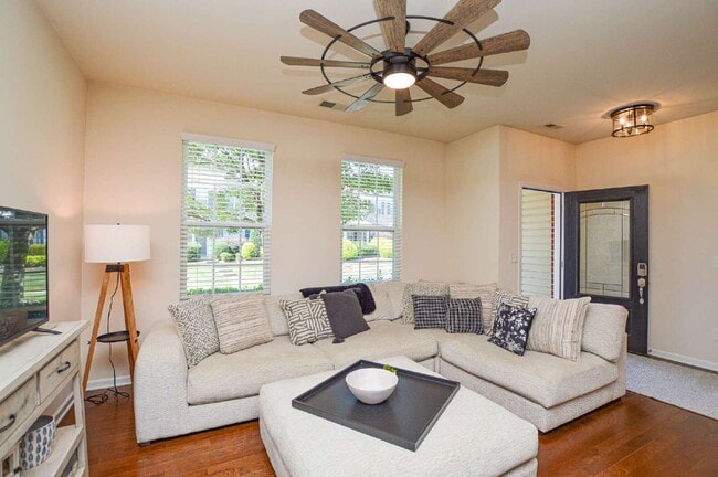 Building Photo - "Charming 3-Bedroom Townhouse in Indian La...