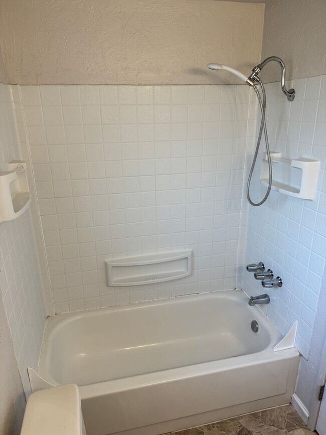 Building Photo - Updated 2 bedroom 1.5 bathroom duplex in Springfield!