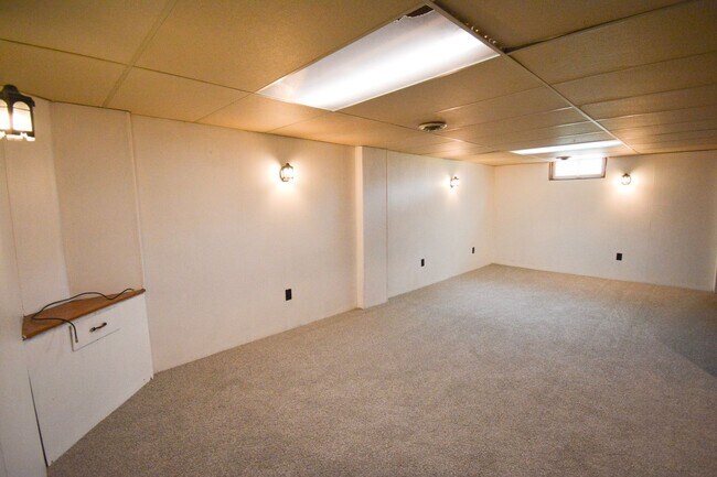Building Photo - Charming 2-Bedroom Home with Natural Light...