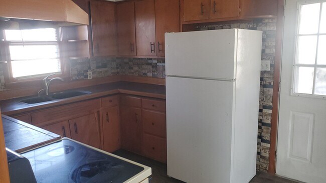 Building Photo - 3 bd, 2 ba house NE Columbia, 2nd living room downstairs, fenced, w/d included