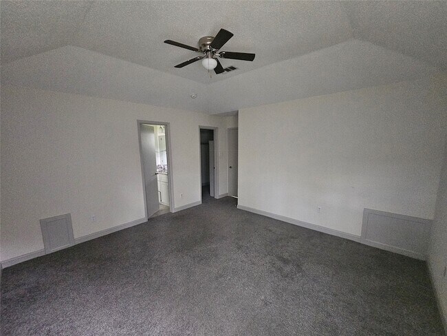 Building Photo - 3206 Pebble Lake Dr