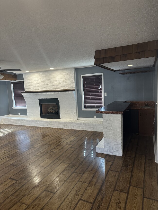 Building Photo - 221 Belaire Dr