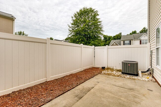 Building Photo - Beautiful 2-Story 3 bedroom and 2.5 townhouse in High Point, off Skeet Club Rd and Eastchester