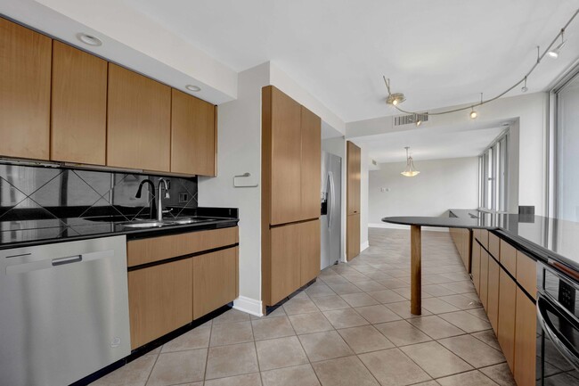 Building Photo - 1 E Schiller St