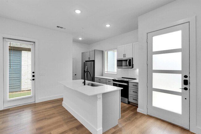 Building Photo - 1434B Forward Dr