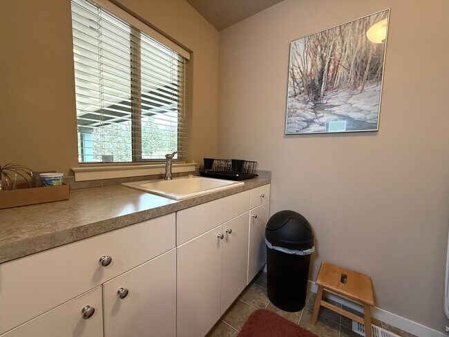 Building Photo - WINTER SPECIAL DISCOUNTED $500 PER MONTH F...