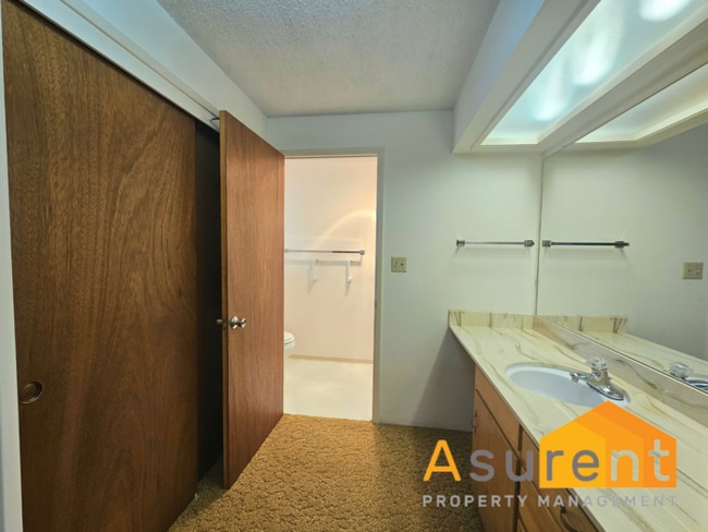 Building Photo - Two Bedroom- Two Full Bathroom Home in des...