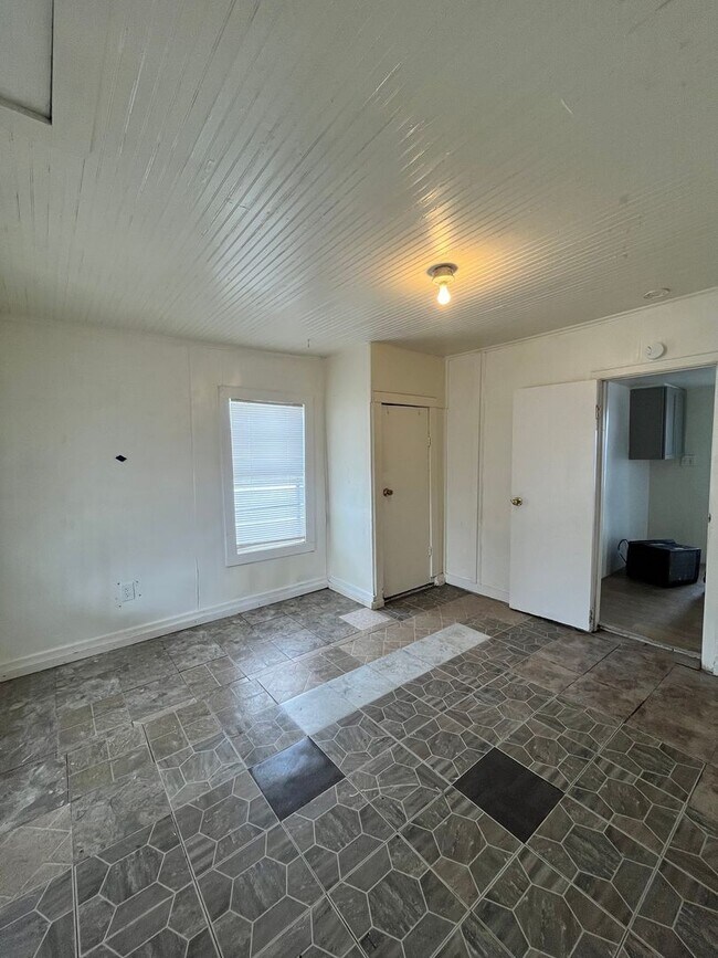 Building Photo - 206 Spruce St