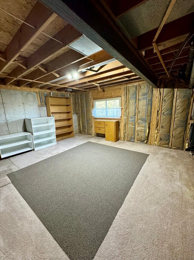 Building Photo - Well Maintained 3 bedroom end unit Townhom...