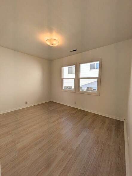 Building Photo - 638 W 3rd Ave