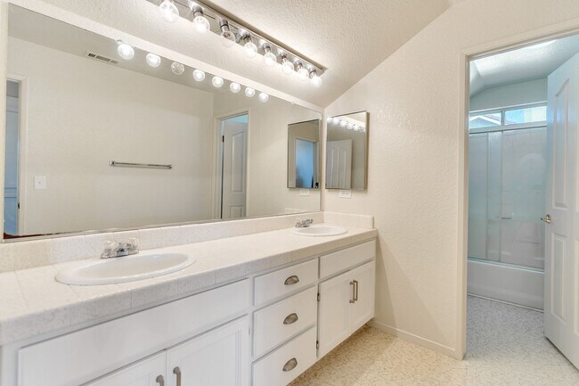 Building Photo - BEAUTIFUL 4 BEDROOM HOME WITH SWIMMING POOL!