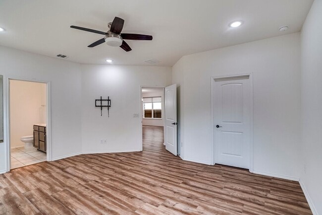 Building Photo - 516 Ayinger Ln