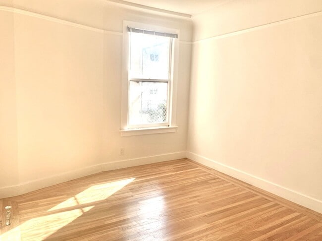 Building Photo - Richmond Dist. Bright 1 Bed/! Bath Flat w/ Hardwood Floors and Walk In Closets