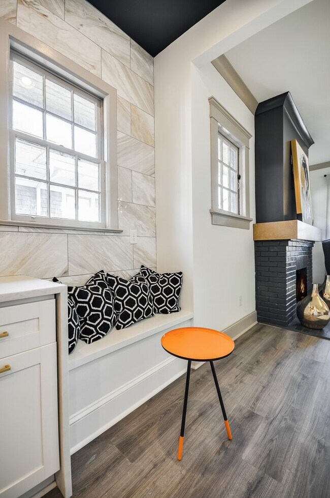 Building Photo - Beautifully Updated 1/1 w/ Bonus Room in M...