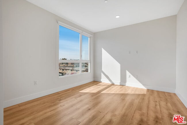 Building Photo - 5813 Lexington Ave