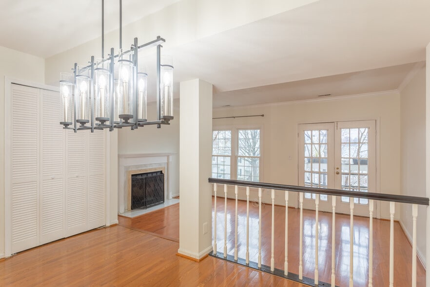 living room - 2919 S Woodstock St