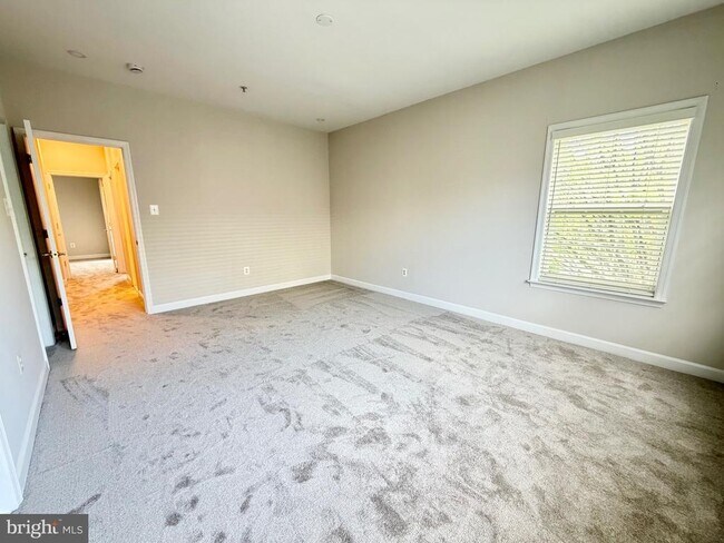 Building Photo - 300 Garden View Square