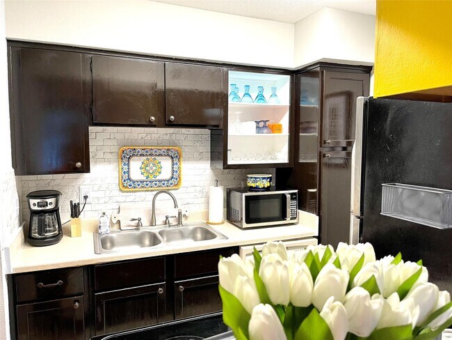 Building Photo - 8521 Hearth Dr