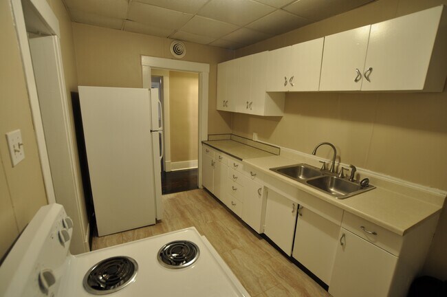 Building Photo - Updated Apartment in the Heart of Beaver F...