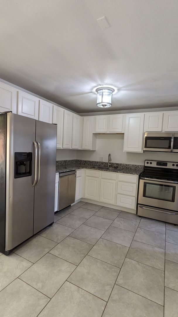 Building Photo - 5 BED/2 BATH RANCH HOME W/FINISHED BASEMEN...