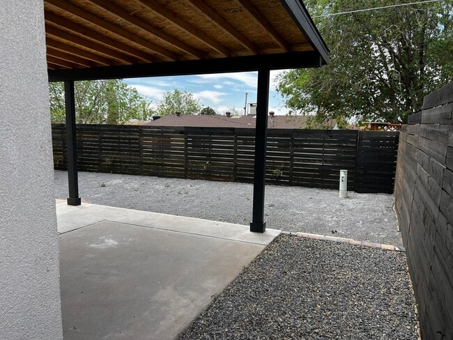 Building Photo - 905 La Charles Dr NE