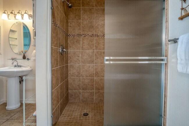 Building Photo - Fully Furnished 2 Bed/1.5 Bath, Maui Gardens Condo with Resort Amenities and Steps to the Beach!