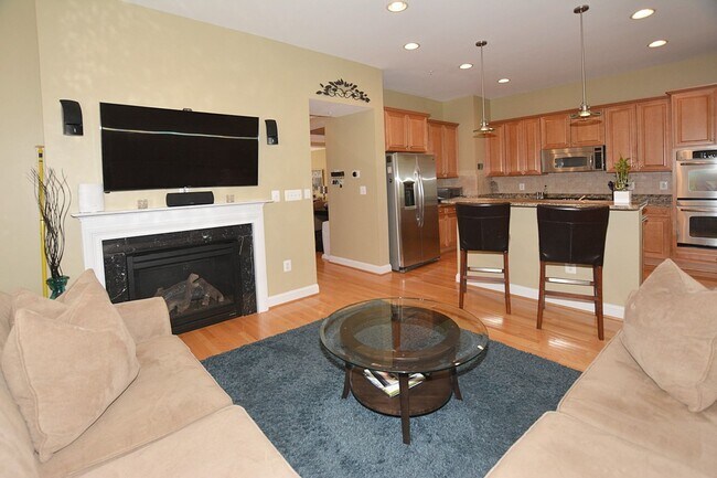 Building Photo - Beautiful Luxury TH with Deck & Patio!