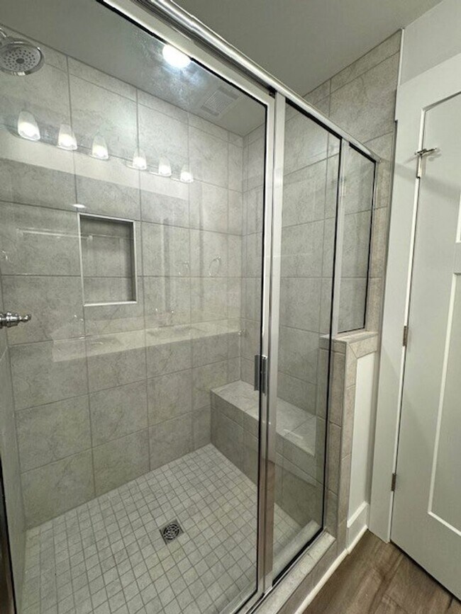 Building Photo - Gorgeous 3 Bedrooms-2.5 Baths - Prime Loca...