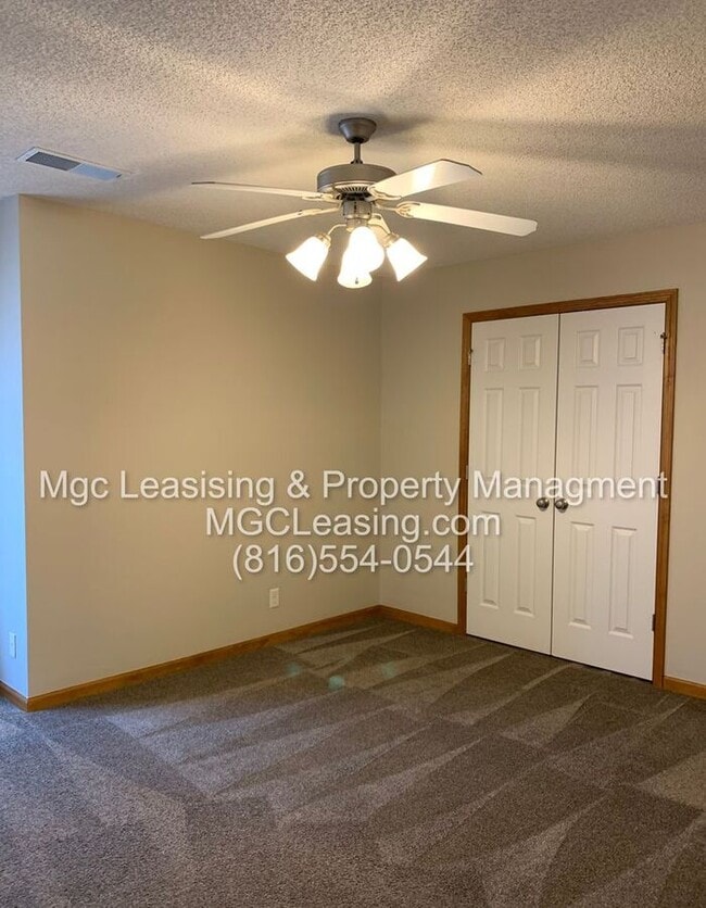 Building Photo - Experience the Lee's Summit Lifestyle in your spacious townhome!