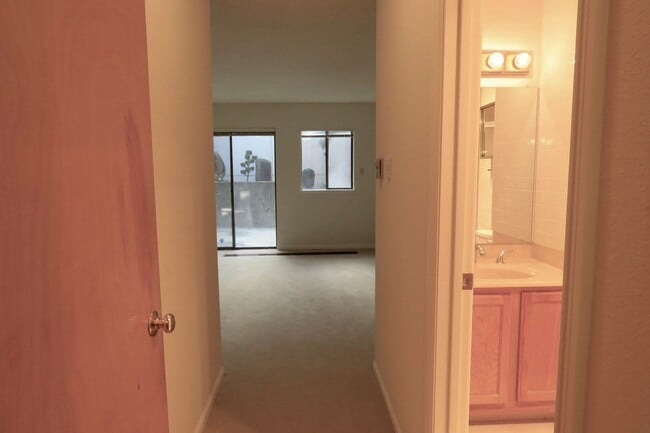 Building Photo - Condo with 2 baths, Parking and Private Pa...