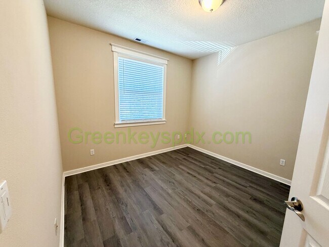Building Photo - Gorgeous House in Upscale Neighborhood in Tigard, 5 Bedrooms plus Den/Office, 3.5 Bathrooms, Larg...