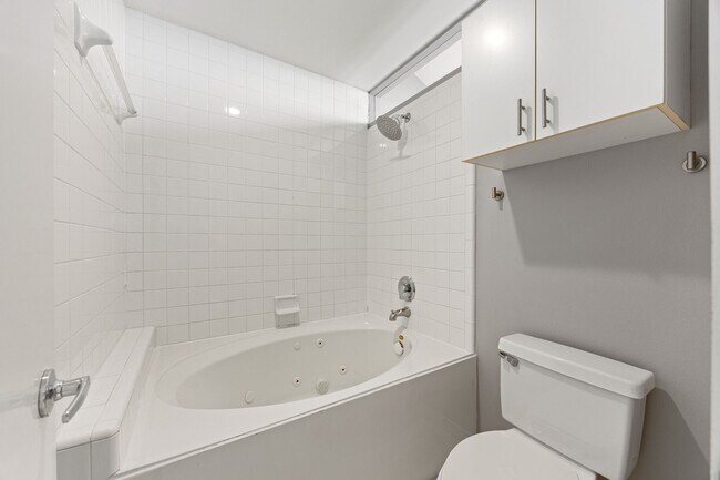 Building Photo - 913 Robin St