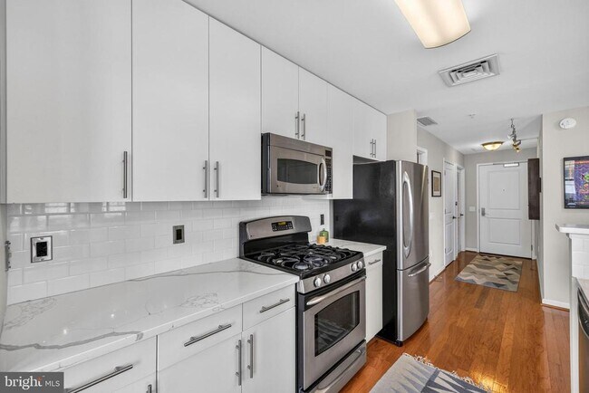 Building Photo - 1390 Kenyon St NW