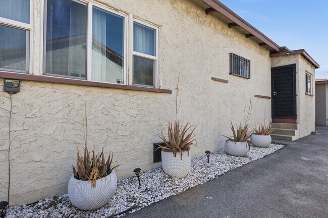 Building Photo - 130 E Colden Ave