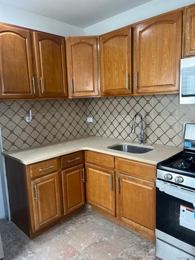 Building Photo - 93-08 74th Pl