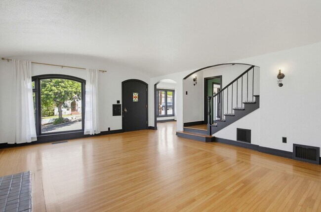Building Photo - Historic Charm Meets Modern Living – Stunning 5 Bedroom Home on Iconic Myrtle Avenue