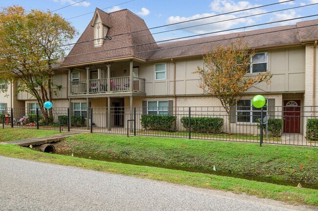 Building Photo - 1701 Upland Dr