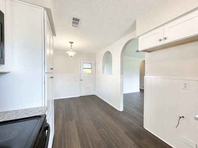 Building Photo - Gorgeous 3/2 recently renovated in homey neighborhood